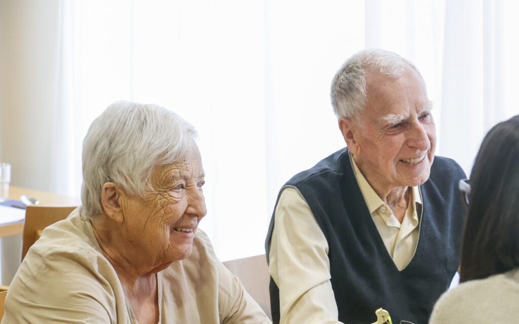 Unsere Granfluencer Bernadette und Jakob beim Interview in der Caféteria des bruggwald 51, Wohnen und Pflege im Alter.